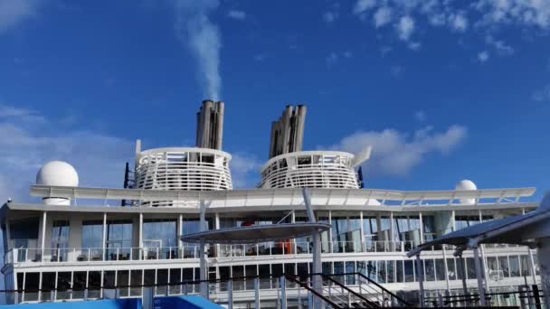 Huge Cruise Ship Chimney Smoke Funnel Smoke Billowing Out Skies — ストック動画