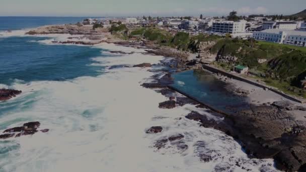 Prachtige Hermanus Met Grillige Kustlijn Populaire Toeristische Bestemming Drone — Stockvideo