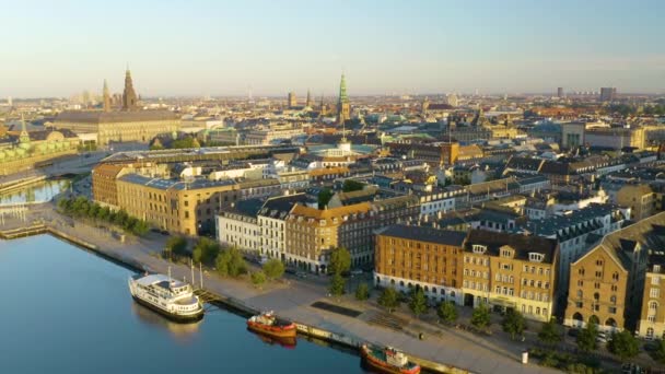 Drone Footage Copenhagen Skyline Spires Όμορφα Κτίρια Στο Sunrise — Αρχείο Βίντεο