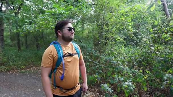 Joven Con Una Mochila Gafas Sol Cuenta Que Está Perdido — Vídeos de Stock