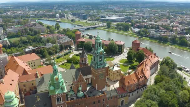 Cinematic Drone Vlucht Boven Wawel Cathedral Castle Naar Vistula River — Stockvideo