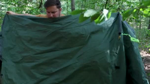 游客在森林营地叠起帐篷准备离开的慢动作 — 图库视频影像
