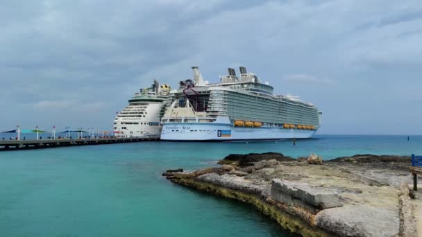 Lyx Kryssningsfartyg Dockade Bredvid Varandra Hamnen Nassau Bahamas Lyx Kryssningsfartyg — Stockvideo
