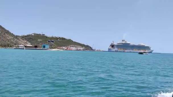Belo Porto Nassau Com Enorme Navio Cruzeiro Atracado Fundo Vídeo — Vídeo de Stock