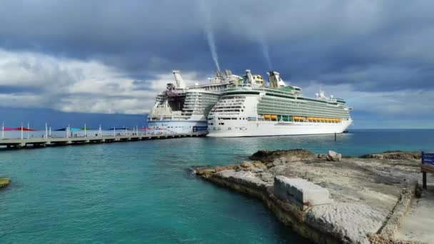 Dvě Luxusní Výletní Lodě Zakotvené Společně Přístavu Bahamy Symphony Seas — Stock video