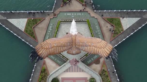 Πλατεία Ιγκλ Στο Λανγκάουι Της Μαλαισίας Top Drone Προβολή Αύξουσα — Αρχείο Βίντεο