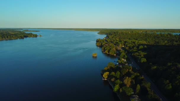 プリンスエドワーズ郡のコテージ国の湖で日没 青い空と澄んだ空 空中からの眺めドローンが後方へ — ストック動画