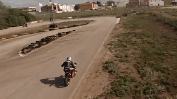 Motociclista Couro Inclina Para Canto Apertado Filmado Por Fpv Acima — Vídeo de Stock