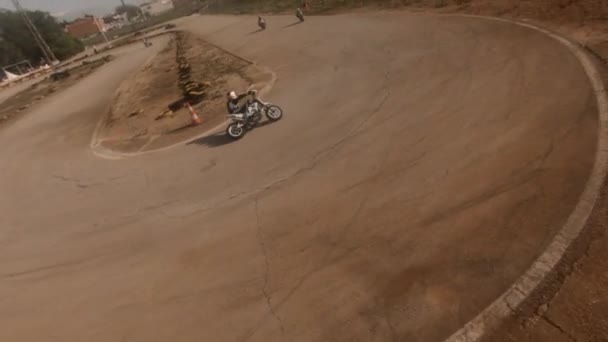 Jovem Motociclista Passa Criança Piloto Linha Reta Volta Curso Corrida — Vídeo de Stock