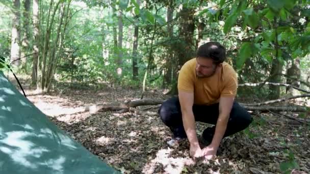 Jovem Olha Com Tristeza Após Tenda Cordão Quebra Área Floresta — Vídeo de Stock