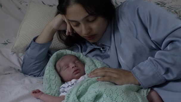 Mãe Com Filho Recém Nascido Dormindo Cama Vista Lateral — Vídeo de Stock