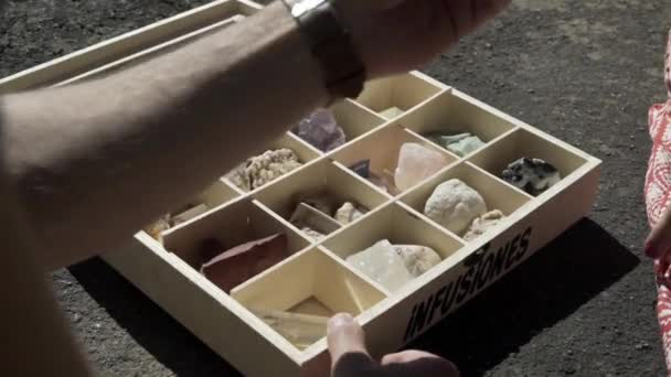 Krabice Tvaru Čtverce Obsahuje Četné Druhy Kamenů Specifickými Atributy Člověk — Stock video