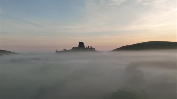 Castelul Corfe Dezvăluie Priveliștea Aeriană Într Dimineață Cețoasă Din Dorset — Videoclip de stoc
