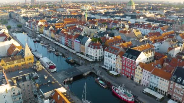 コペンハーゲンの象徴的な観光地であるニャンハーバーの空の景色 夏の日の出にデンマーク — ストック動画