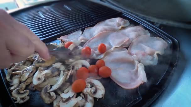 Nahaufnahme Einer Hand Die Gebratenen Speck Champignons Und Tomaten Mit — Stockvideo