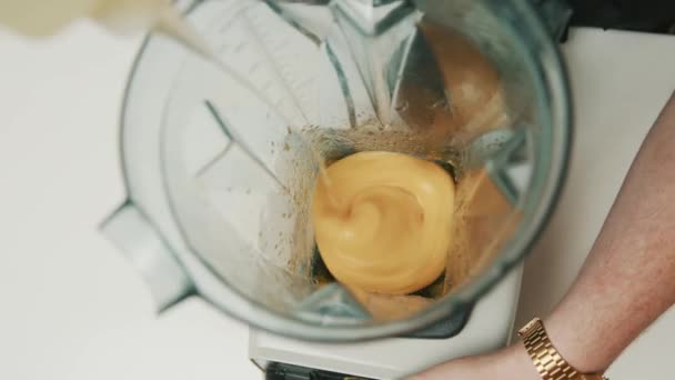 Regarder Dans Mélangeur Comme Ingrédients Mayonnaise Japonaise Sont Versés Dans — Video