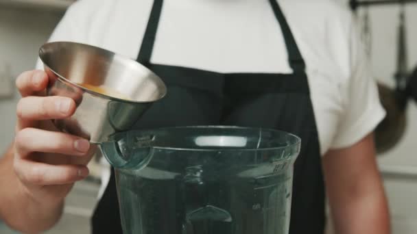 앞치마와 티셔츠를 요리사가 믹서에 노른자 — 비디오