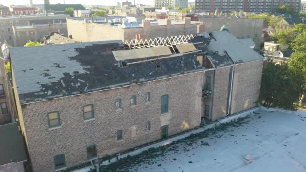 昼間に放棄された燃えた家の屋根の上をドローンが前進ショット — ストック動画