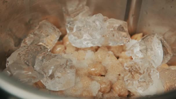 Dejar Caer Cubitos Hielo Tazón Con Garbanzos Cerrar — Vídeos de Stock