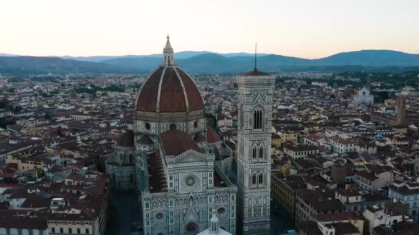Drone Voa Para Longe Florença Duomo Para Revelar Área Metropolitana — Vídeo de Stock