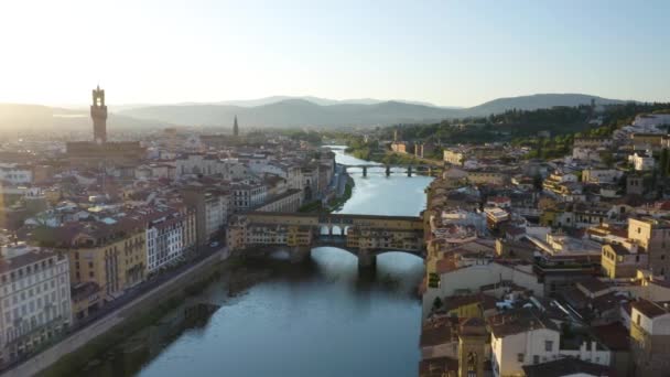 Floransa Sunrise Ponte Vecchio Köprüsü Üzerinde Alçak Uçuş Arno Nehri — Stok video