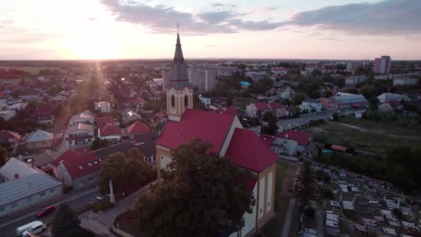 Widok Boku Baszty Kościoła Katedralnego Stupavie Zdjęcie Drona Podczas Zachodu — Wideo stockowe