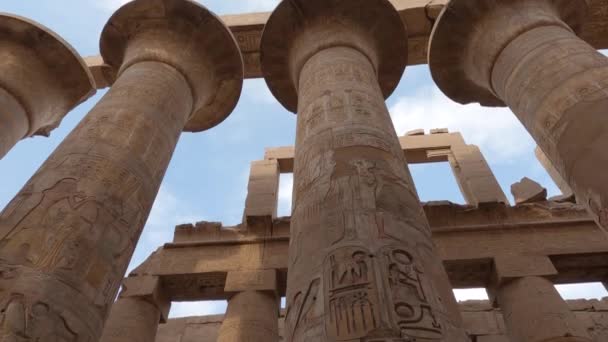 Inclinato Lungo Antiche Colonne Con Geroglifici Intagliati Tempio Karnak Luxor — Video Stock