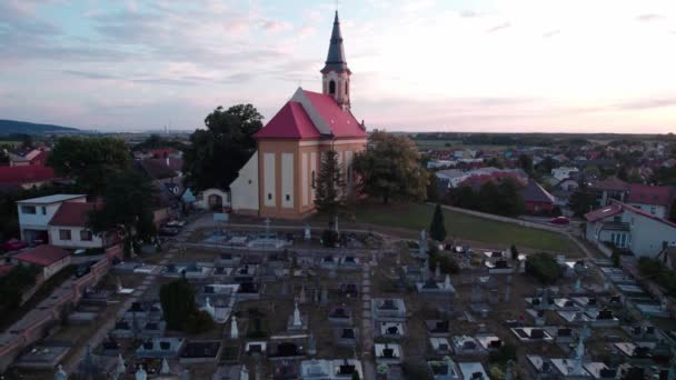 Oranžová Katedrála Sebastiana Hřbitovem Stupavě Bratislava Slovensku — Stock video