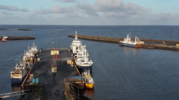 Ruhiger Hafen Mit Stationären Fischerbooten Island Blick Auf Den Atlantik — Stockvideo