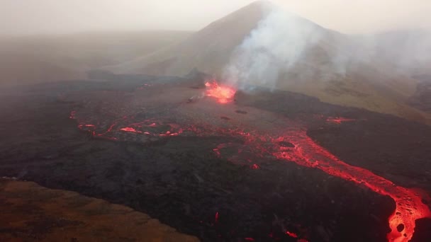 在空中俯瞰Fagradalsfjall火山喷发的景象 熔岩流过Meradication Alir谷底 并冒出冰岛的烟雾 — 图库视频影像