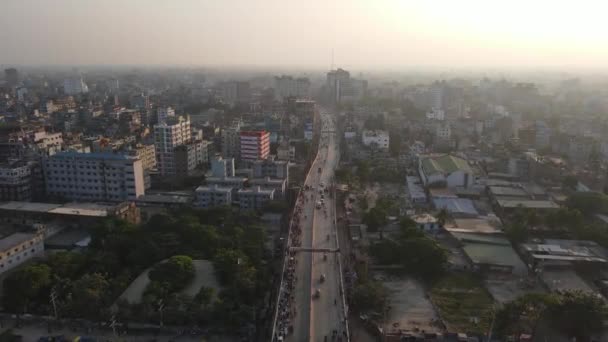 达卡城市金色日落或日出时繁忙的公路 空中景观 — 图库视频影像