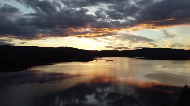 Πετώντας Πάνω Από Μια Λίμνη Στη Νορβηγία Ένα Φανταστικό Ηλιοβασίλεμα — Αρχείο Βίντεο