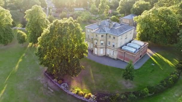Belle Grande Maison Typiquement Anglaise Avec Beau Jardin Par Une — Video