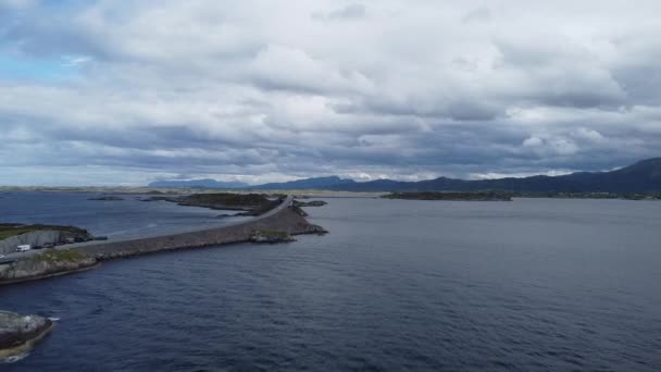 Norveç Teki Atlantik Yolu Nun Ünlü Köprüsüne Doğru Uçuyor — Stok video