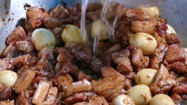 Przygotowanie Gotowanego Jajka Zupie Słodkiego Sosu Kai Loh Tajskie Danie — Wideo stockowe