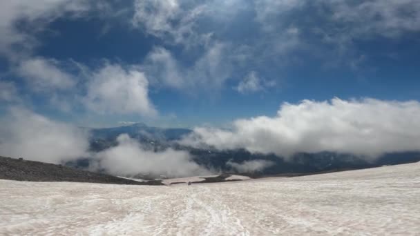 Panning Zicht Enorme Sneeuwvelden Van Mount Rainier Die Naar Top — Stockvideo