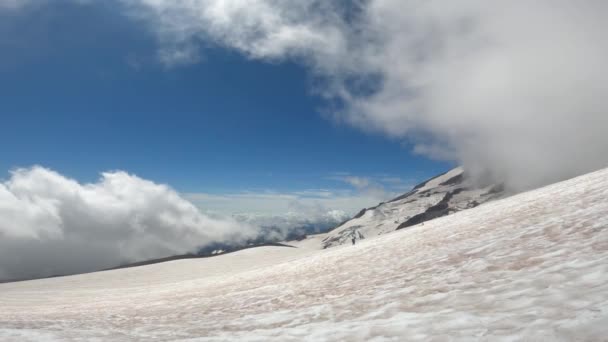 Vista Las Nubes Que Pasan Sobre Monte Rainier Tomadas Lado — Vídeo de stock