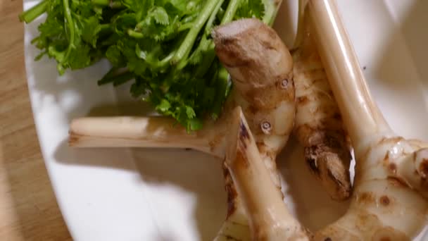 Galangal Coriander Root White Plate Close — 비디오