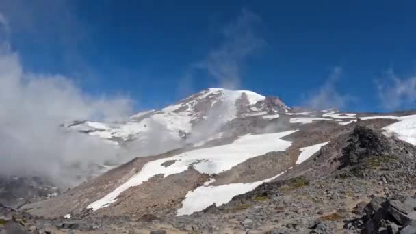 Caducidad Las Nubes Que Pasan Sobre Monte Rainier Cálido Día — Vídeos de Stock