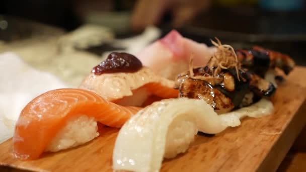 Ręcznie Dodać Jajko Krewetki Szczycie Sushi Dekoracji Żywności Zbliżenie — Wideo stockowe
