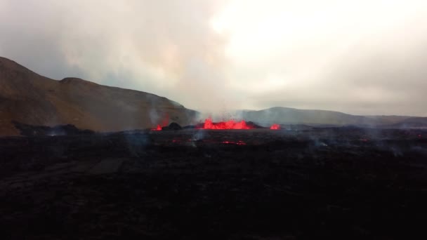 Veduta Aerea Del Magma Della Lava Che Eruttano Nella Valle — Video Stock