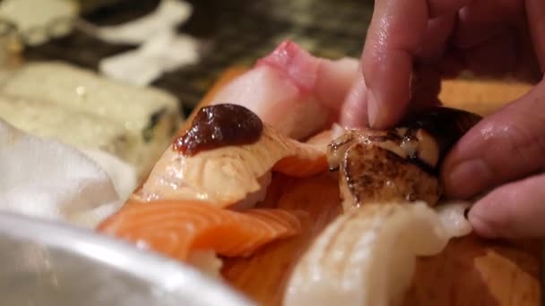 Mão Colocar Foie Gras Sushi Bandeja Madeira Fechar — Vídeo de Stock