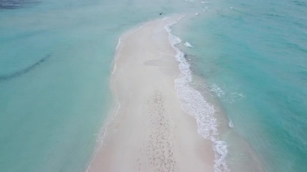 热带天堂 在马尔代夫岛上有白沙 4K无人驾驶飞机升空 — 图库视频影像