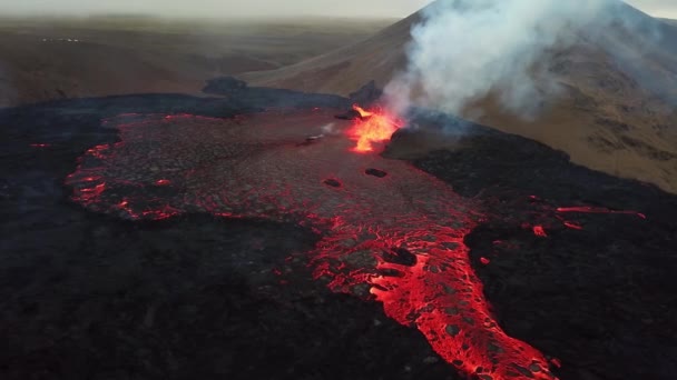 冰岛Fagradalsfjall火山在Meradalir山谷喷发的熔岩空中景观 — 图库视频影像