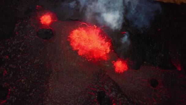 ファグラダールフィヨルド火山からムラダールバレーで噴出するマグマと溶岩の空中写真が煙とともに出てきます — ストック動画