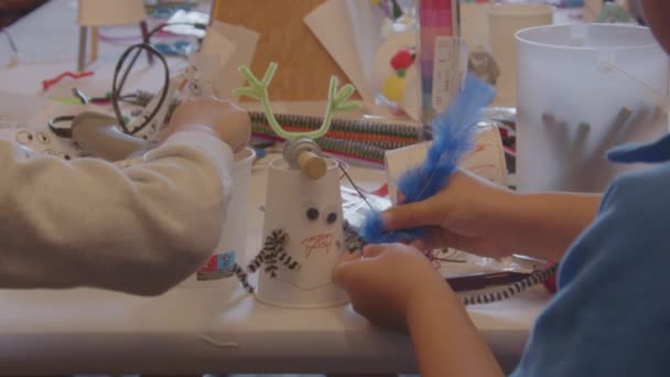 Αγόρι Τοποθέτηση Πολύχρωμο Φτερό Διακοσμημένο Κύπελλο Κατά Διάρκεια Τεχνών Και — Αρχείο Βίντεο