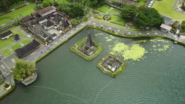 Pura Ulun Danu Bratan Templo Hindú Lago Vista Aérea Monumento — Vídeos de Stock