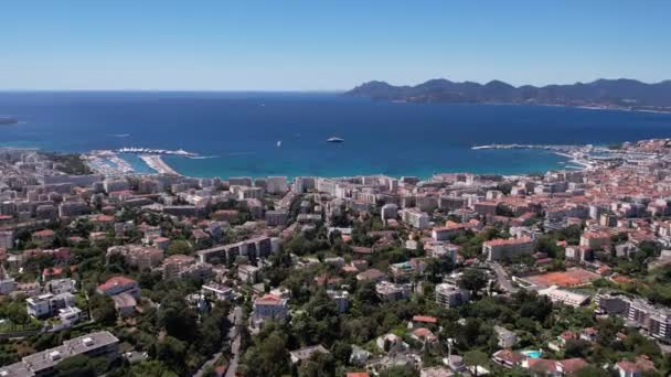 Luftaufnahme Von Cannes Frankreich Stadtbild Hafen Und Mittelmeer Einem Heißen — Stockvideo