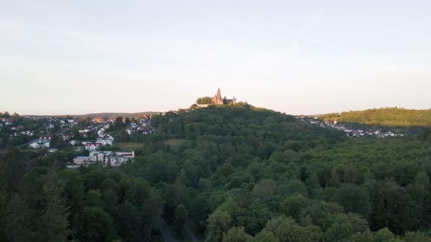 夏の夜の最後の日差しはドイツの古代中世の城を照らしています 空中プルバックショット — ストック動画