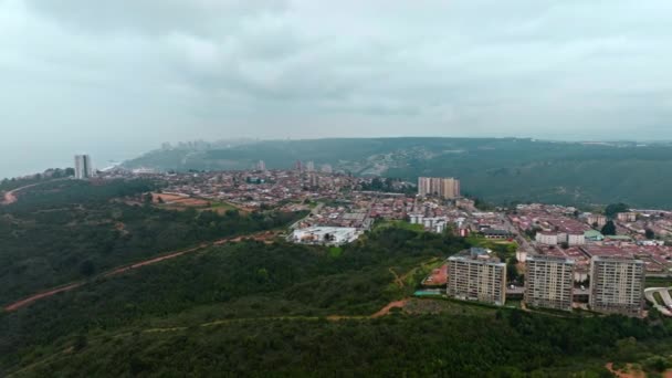 Weitsichtige Luftaufnahme Des Achupallas Viertels Auf Einem Bewaldeten Hügel Bewölkten — Stockvideo